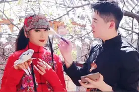 杨丽萍手捧小鸟化浓妆，与宠物嘴对嘴索吻，63岁不生育仍艳光四射图片