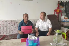 一四三团党委书记、政委王勇“七一”前夕走访慰问困难党员图片