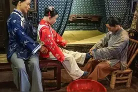 疫情“封城”之于女人“裹脚”，习惯了束缚，强迫放脚都不放图片