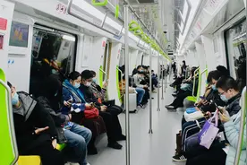 贵阳地铁车厢禁止饮食！@贵阳市民，你怎么看？图片