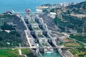 不收过路费，20年通过船舶接近百万艘，三峡船闸靠什么赚钱？图片