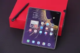 荣耀赵明：折叠屏手机搭配手写笔 我不用电脑就能办公图片