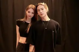 29岁王嘉尔与女粉牵手合影显亲密，女方身材傲人，颜值发色抢镜图片