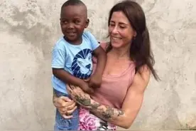 9年过去了，当年的非洲“讨水男孩”，被游客收养后，过得怎么样图片