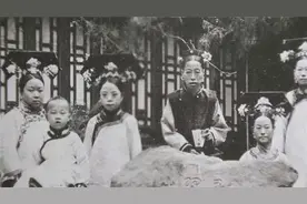 清朝地位最高的丫鬟，她坐在桌子旁吃饭，皇后嫔妃都得站着图片