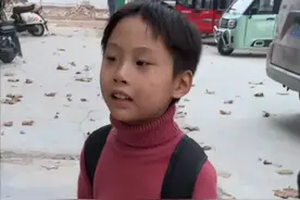 后续！那个挥手告别母亲的孩子眼里有光了，父母复婚后生活很幸福图片