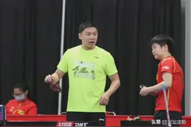 同父异母，陈玘首晒儿女同框照，儿子帅气女儿漂亮，兄妹牵手逛街图片