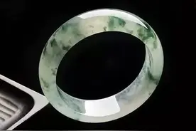 翡翠手镯，应该戴左手还是右手？图片
