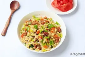 为什么每次做蛋炒饭都粘粘糊糊的，盐怎么放？图片