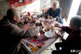 82岁老人回娘家和107岁妈妈做午饭，满锅没有一片肉，吃得很香图片