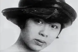 1988年，88岁的张幼仪安详辞世，墓碑上的4字都是对徐志摩的嘲讽图片