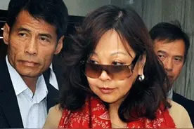 “世纪悍匪”张子强落网后，美貌妻子外出游玩，却被4名劫匪打劫图片