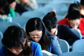 同城市的公务员和大学教师，地位谁更高？图片