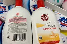 老婆桌上瓶瓶罐罐，老公手上大宝一瓶，40岁男人都在用这些护肤品图片