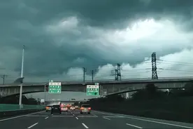 罕见“绿色天空”现身郑州，令人恐惧，是灾难前兆还是自然现象？图片