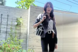 52岁工藤静香秀大长腿，镂空背部被吐槽松弛，女儿转发父母亲密照图片