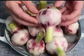 农村家庭腌制糖醋蒜，方法简单，包你吃了还想吃图片