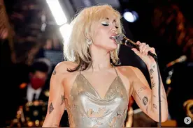 易拉罐、破吊带衫，美国歌手争奇斗艳的演唱会，越来越辣眼睛了图片