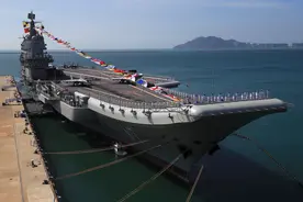 中美航母交锋，岛内人士曝料称解放军竖起东风后，美航母调头跑了图片