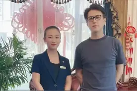 靳东回老家被偶遇，与老乡拍照并签名，身后多位人员跟随走路霸气图片