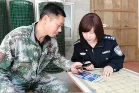 十堰：民警走村入户宣传普及户籍政策图片