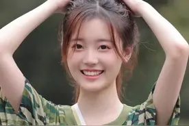 大学军训遇到一位还没晒黑的清纯美女！图片