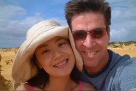 前央视主持赴英留学生子，离婚后独自带两娃，49岁回国创业捞金图片