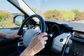 酷！71岁老奶奶自驾川藏线 其女儿：她性格乐观图片