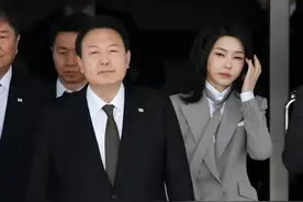 51岁韩国夫人又美出圈！西装配阔腿裤走学院风路线，狐狸眼好魅惑图片