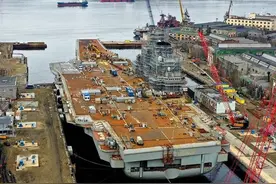 难怪俄罗斯想买辽宁舰，唯一航母或已瘫痪，不敢下水怕沉没图片