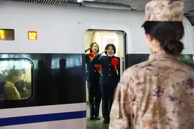 退伍季的车站，是离别，也是新开始！图片