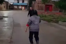 广东40岁男子喝醉酒，被妈妈拿棍子追着打，网友：这也是一种幸福图片