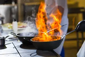 不锈钢锅外面发黑，别再用钢丝球刷了，用这几个方法试试，干净不伤锅图片