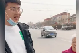 山东老人见到长大的孙子，从其身上想起去世儿子，眼泪忍不住打转图片