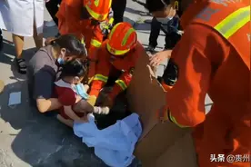 当心！小女孩户外玩耍，右腿不慎被卡下水道！图片