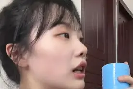 幼儿园黄老师周六开直播上课，头顶少一块头发，身边出现摄影师。图片