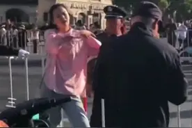 23岁女子脚踹老民警后续：已被抓，嚣张行为惹众怒，恐最高判3年图片