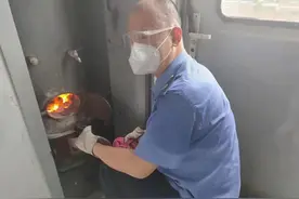 绿皮小慢车上的茶炉工图片