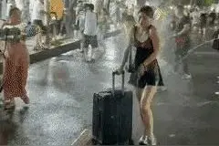 借机耍流氓？云南泼水节不雅事件，多名男子围攻滋水身材丰满女生图片