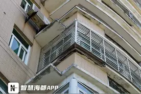 泉州一小区外墙屡脱落，水泥块砸中轿车！谁应担责？图片