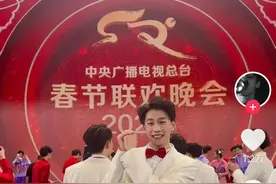 春晚群演小哥微笑19秒，网友：安徽收费站挖来的？图片