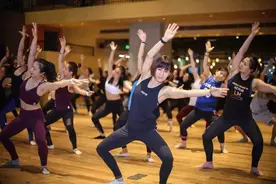 广场舞完全免费，但有领舞大妈却能月入过万，她们是怎么做到的？图片