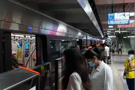 因疫情防控需要，今起北京40余座地铁站采取出入口封闭措施图片