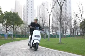 续航100公里，质保翻一倍！3500元不到的新款电动车标兵怎么样？图片