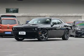 原装进口配大排量V6，车身尺寸堪比豪华行政轿车，实拍道奇挑战者图片