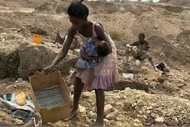 手机电池里的钴，是刚果童工一袋一袋用手挖出来的，日薪仅2美元图片