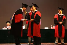 土博士VS洋博士，入职后一个天上一个地下，“捧高踩低”何时休？图片