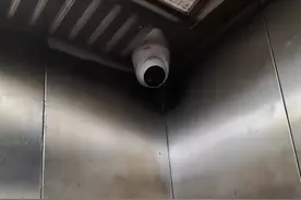 山东萌娃坐电梯被误认电瓶车，监控多次提醒后萌娃怒了：咋这么犟图片