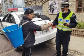 为“雷锋”点赞：马关这位阿姨捡到现金，拾金不昧交给警察图片