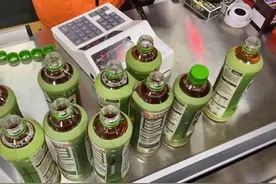 男生用手电照饮料瓶盖，买1瓶中9瓶，老板：别照了，不然就把你们拉黑图片